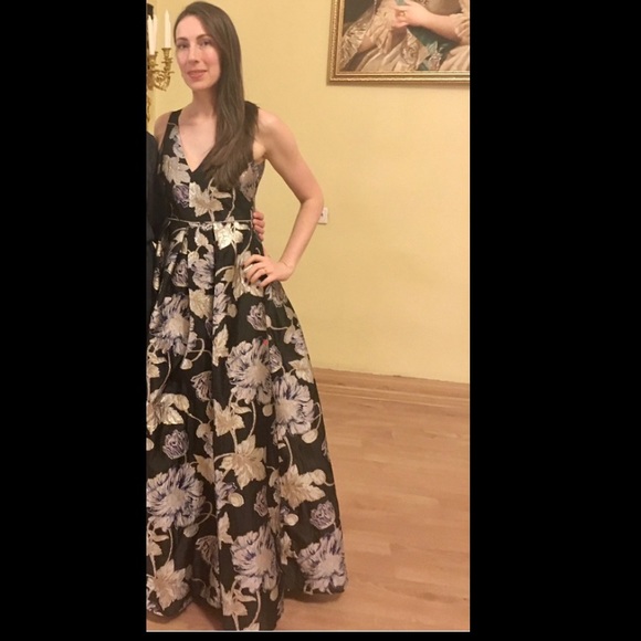 Floor length gown with floral embroidery - Picture 3 of 3